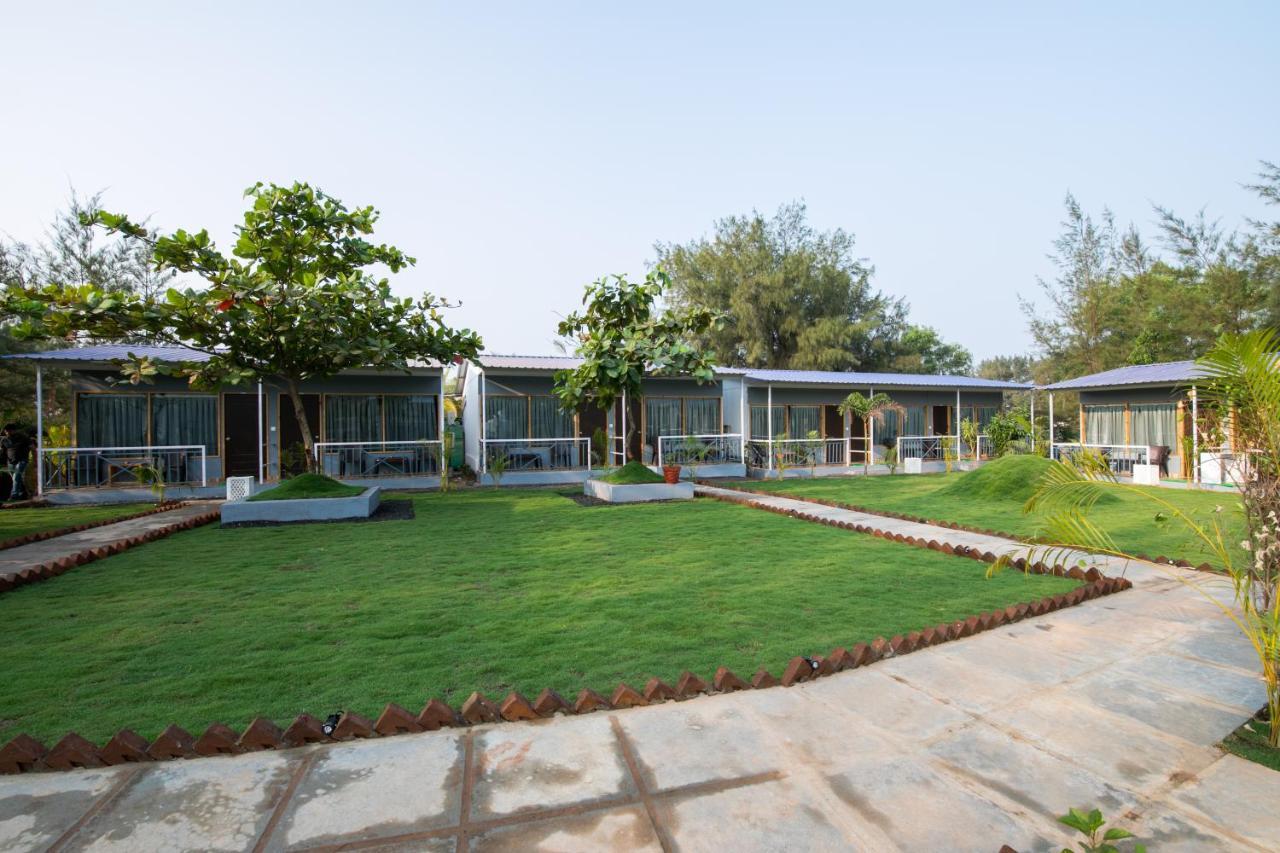 Treebo Trend Lands End Beach Resort Morjim Exterior foto