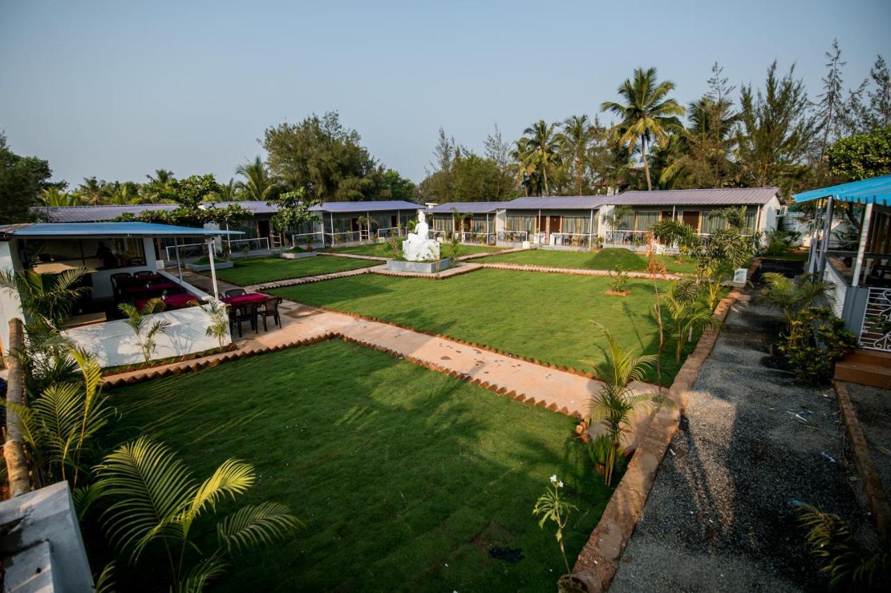 Treebo Trend Lands End Beach Resort Morjim Exterior foto