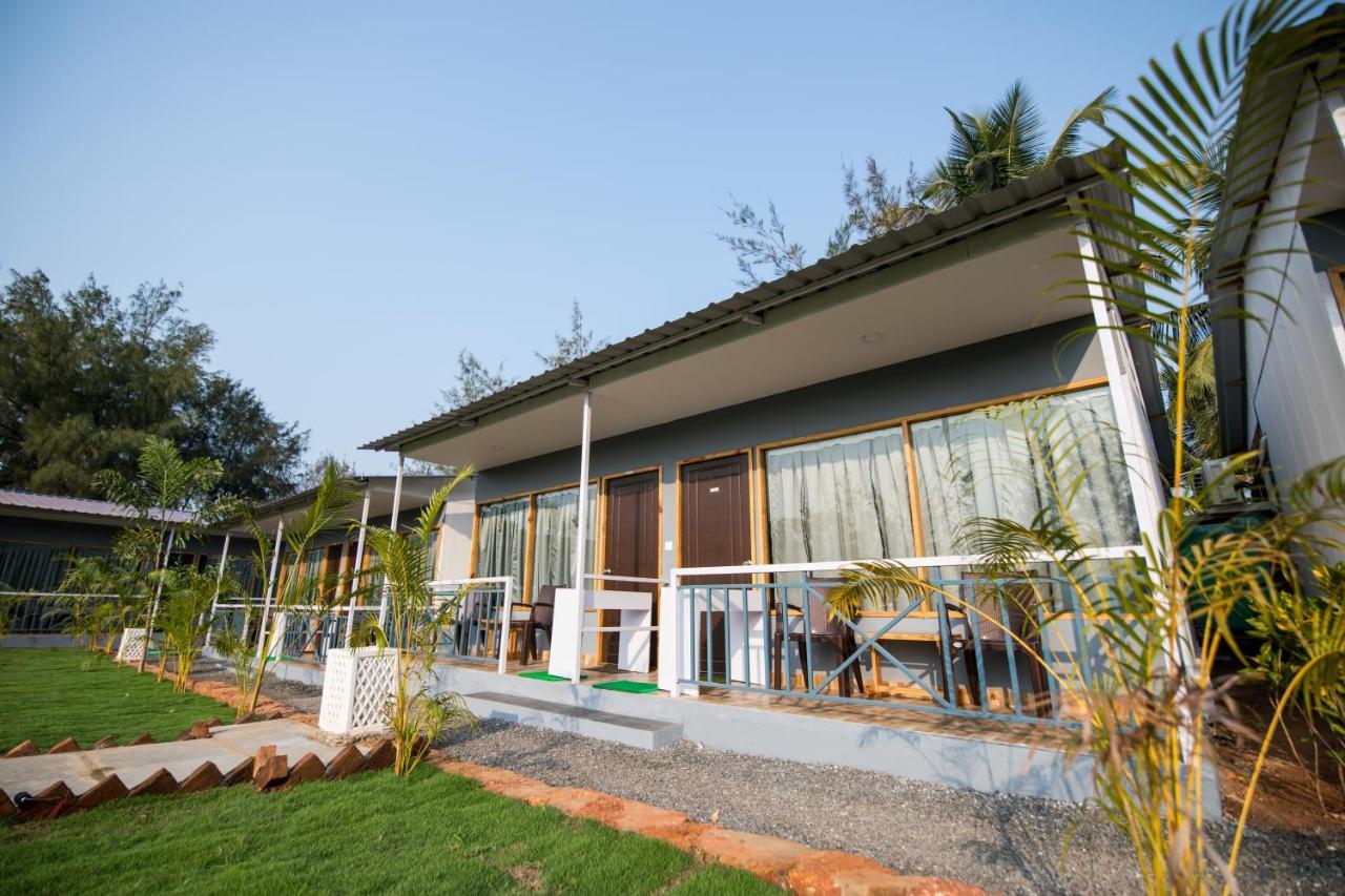 Treebo Trend Lands End Beach Resort Morjim Exterior foto