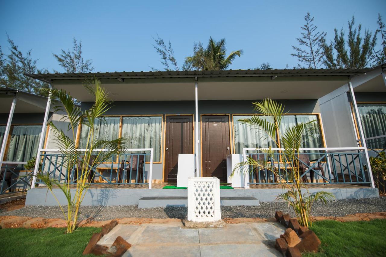 Treebo Trend Lands End Beach Resort Morjim Exterior foto