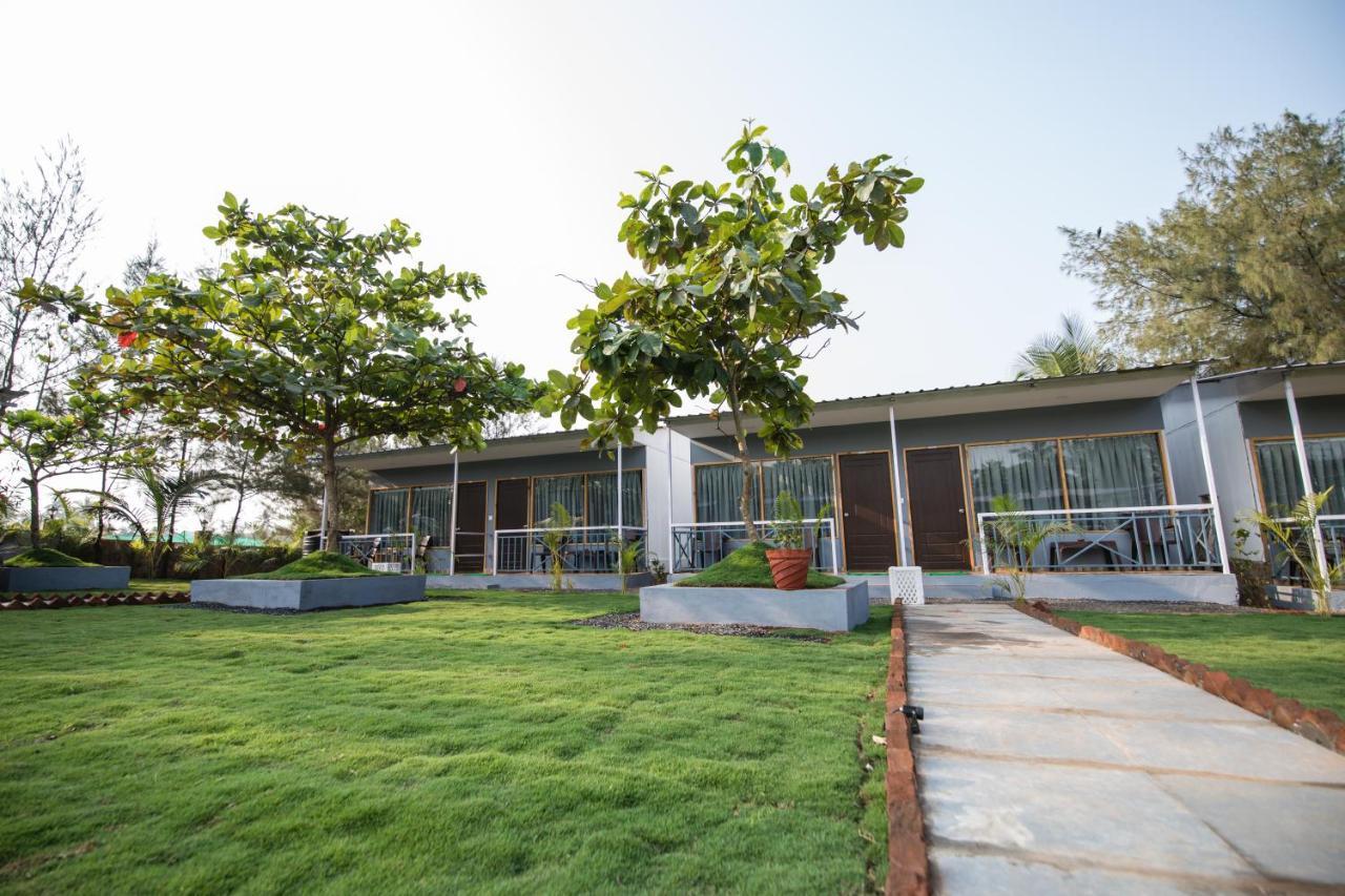 Treebo Trend Lands End Beach Resort Morjim Exterior foto