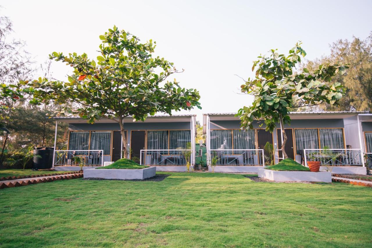 Treebo Trend Lands End Beach Resort Morjim Exterior foto