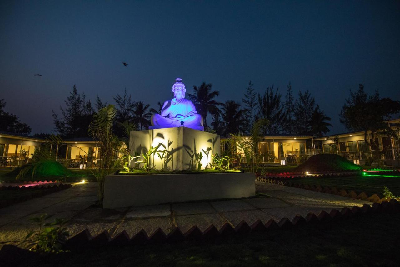 Treebo Trend Lands End Beach Resort Morjim Exterior foto